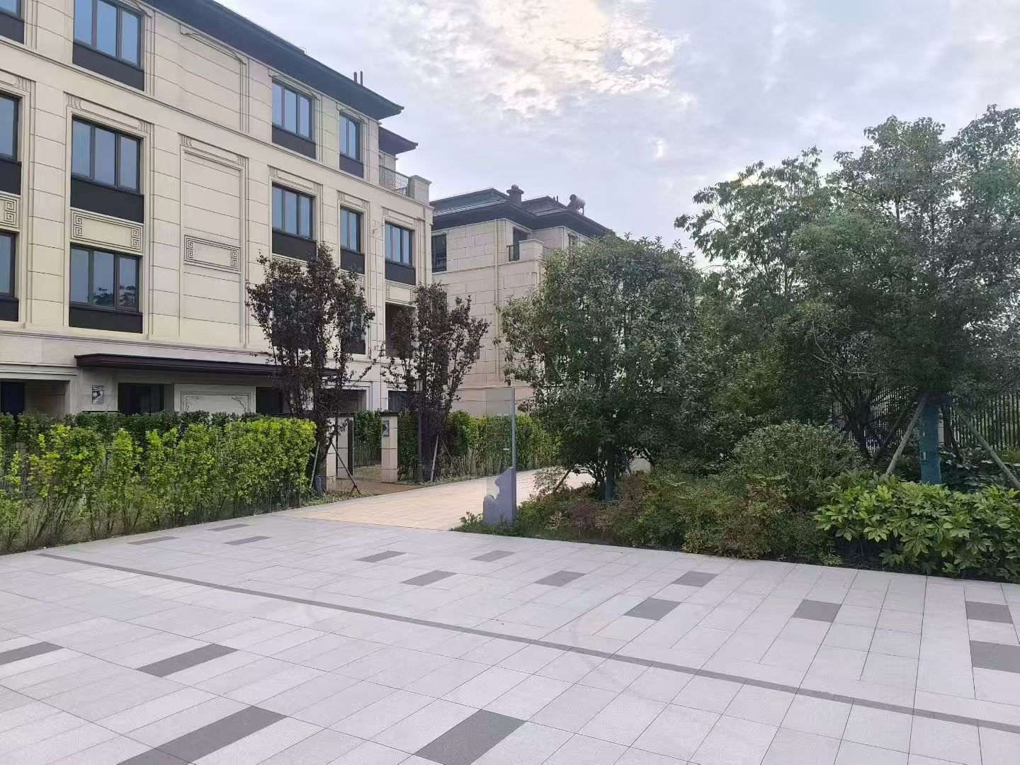 淮安 芝麻白与芝麻白搭配铺装，尺寸1200*600