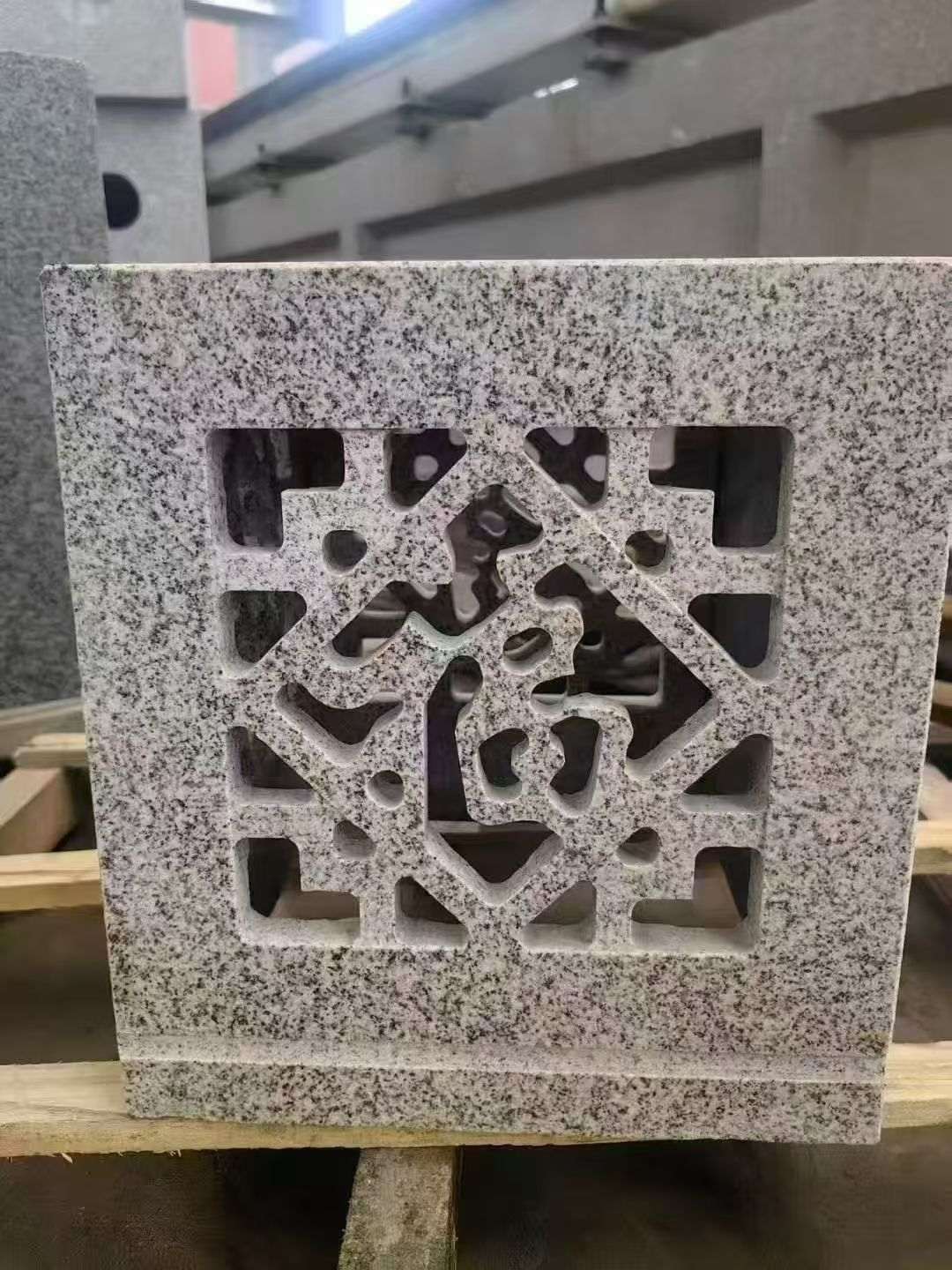 淮安 芝麻白花岗岩镂空雕花灯笼